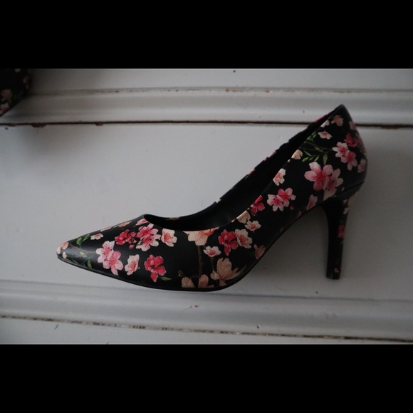 🪴Kelly & Katie Floral Heels - Picture 2 of 5